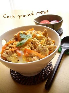 鶏ひき肉の卵とじ