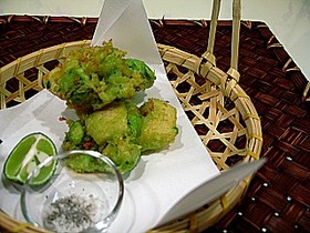 アボカドとチーズのグリーンかき揚げ。