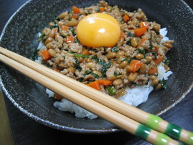 納豆でカンタン♪坦々丼