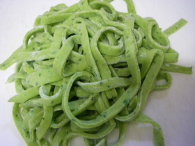 バジルと青汁の生パスタ