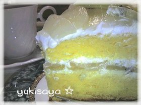 桃とキーウィのデコレーションケーキ