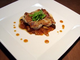 簡単チキンソテー　ラタトゥイユ風ソースで