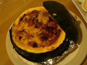 丸ごとかぼちゃでグラタン。トマト味で♪