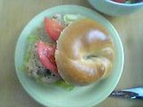 マスタードチキンのベーグルサンド