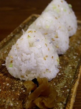 ミニーさんの♪ねぎ塩山椒でジャコおにぎり