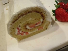 簡単☆丸型スポンジでロールケーキ♪