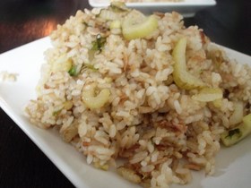 (∵)屋：焼きツナセロリチャーハン