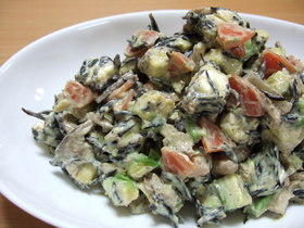 残ったひじき煮でアボクリームチーズサラダ