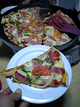 ホットプレートいっぱいの大きなピザ