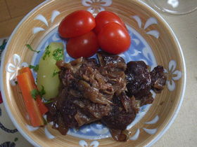 鶏肉の赤ワイン煮込み