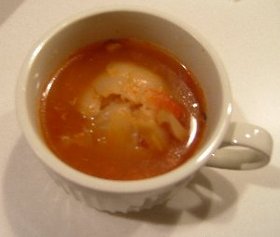 丸ごと玉葱のトマトスープ