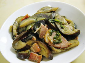 大葉にんにく醤油で茄子とベーコンの炒め