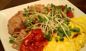 異素材がマッチ♪マグロのトマトソース添え