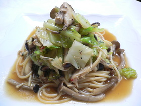 大葉にんにく醤油で春キャベツ＆きのこスパ
