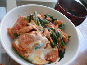 鮭ニラdeピリ辛丼