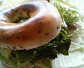 胡麻べーグル*なばなの新緑サンド