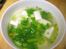 3分で激ウマ♪セロリの葉の中華スープ
