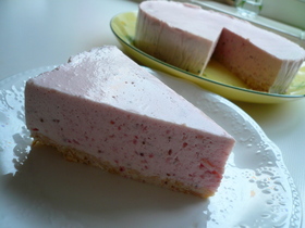 イチゴのとろけるレアチーズケーキ