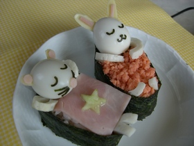 軍艦でお昼寝♪ウサギとねずみ（キャラ弁）