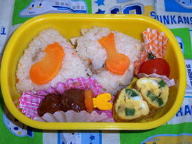 幼稚園のお弁当（筍ご飯にぎり）