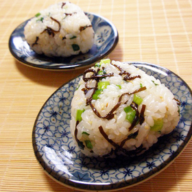 ◇塩昆布と青ねぎとごまのおにぎり◇