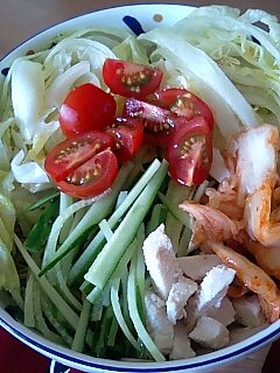 簡単！夏はさっぱりつるつる♪サラダ蕎麦☆