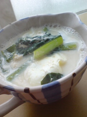 豆乳入り落とし卵の小松菜お味噌汁