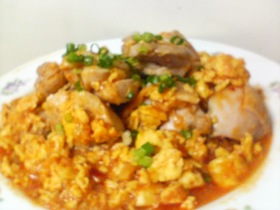 鶏肉と炒り卵のチリソース煮込み