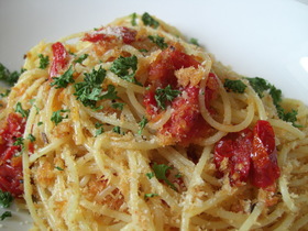 ✿にんにくパン粉とドライトマトのパスタ✿