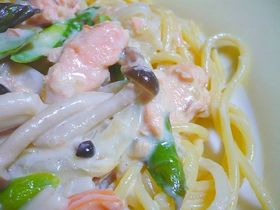 サーモンとアスパラのクリームパスタ