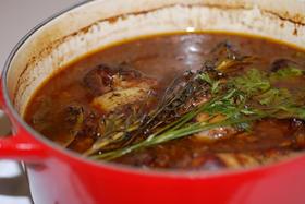 鶏肉の赤ワイン煮込み