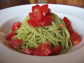 ペストソースとトマトで冷製パスタ