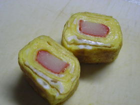 お弁当にどうぞ。カニかま卵焼き