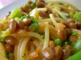 納豆　キムチ　卵の濃厚パスタ