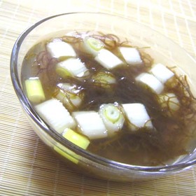 酢っぱ温かい♪もずくと葱のスープ