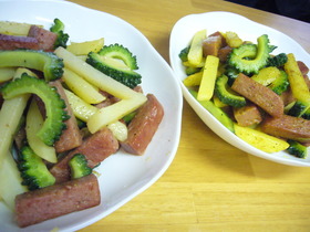一度で二度美味い！ゴーヤとスパムの炒め物