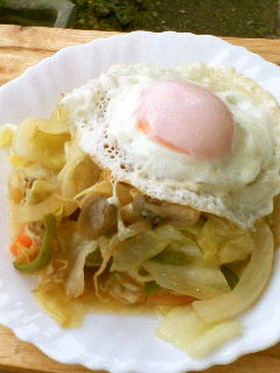 大好きな組み合わせ☆野菜炒め&目玉焼き