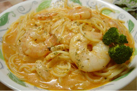トマトジュースと牛乳でエビクリームパスタ