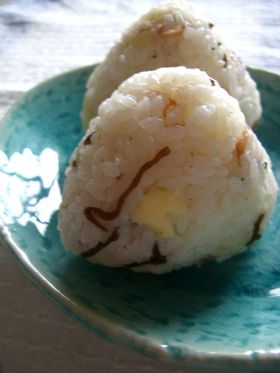 塩コンブ☆梅チーズおにぎり