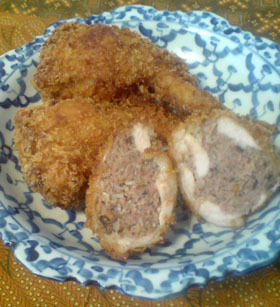 ピーガイヤッサイ(手羽先の肉詰め)