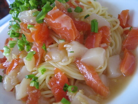スモークサーモンとホタテの冷製パスタ