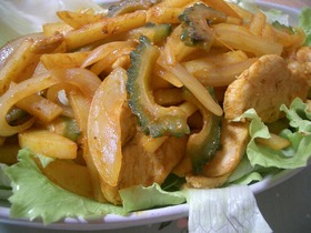 ゴーヤとポテトのしゃきしゃきカレー炒め