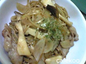 蕎麦とエリンギのバターしょう油炒め