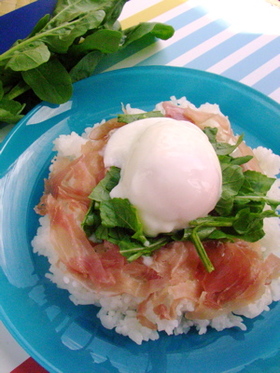 小粋なB級レシピ ★温玉ふるふる生ハム丼
