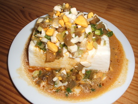 具沢山冷奴★固ゆで卵でピータン豆腐風