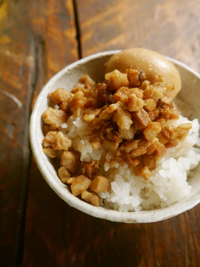 台湾の庶民料理、魯肉飯（るうろうはん）！