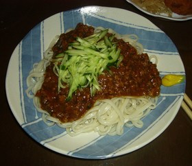 赤味噌でジャージャーうどん