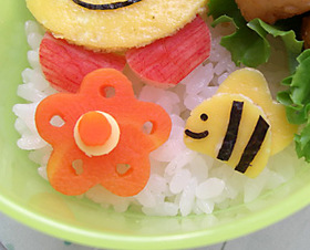 にんじんでかわいくお花　キャラ弁のおかず