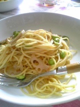 蓮根と枝豆のパスタ、バター醤油味