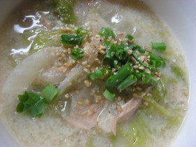 白菜とツナの豆乳みそスープ